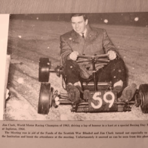 Jim réalise un tour d'honneur à Ingliston pour le meeting du Boxing Day en 1964 Jim réalise un tour d'honneur à Ingliston pour le meeting du Boxing Day en 1964
